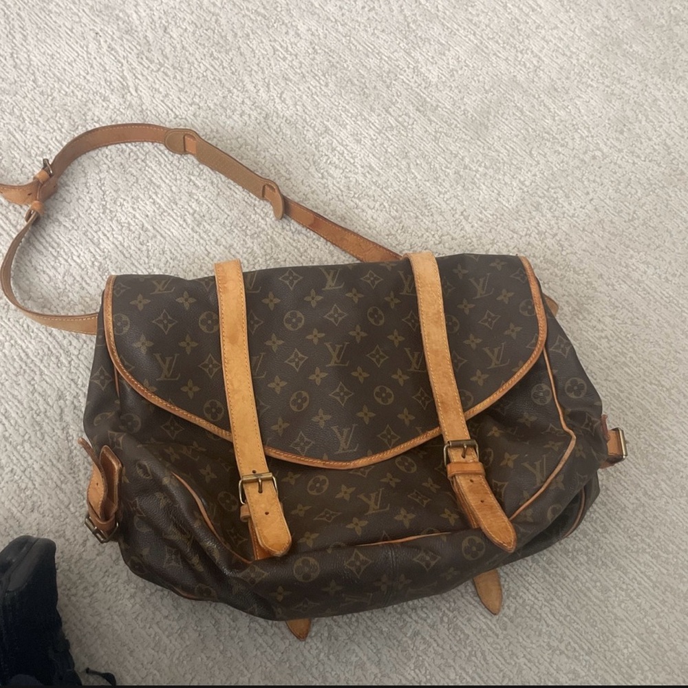 Louis Vuitton saumur 43